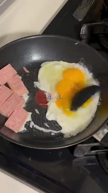 팬에 기름을 두르고 스팸을 올린 후, 계란 두 개를 깨뜨려 스크램블… — 10분 컷 스팸마요덮밥 도시락