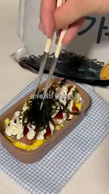 도시락 통에 밥을 담고 그 위에 스크램블 에그와 구운 스팸을 올려줍니다. — 10분 컷 스팸마요덮밥 도시락