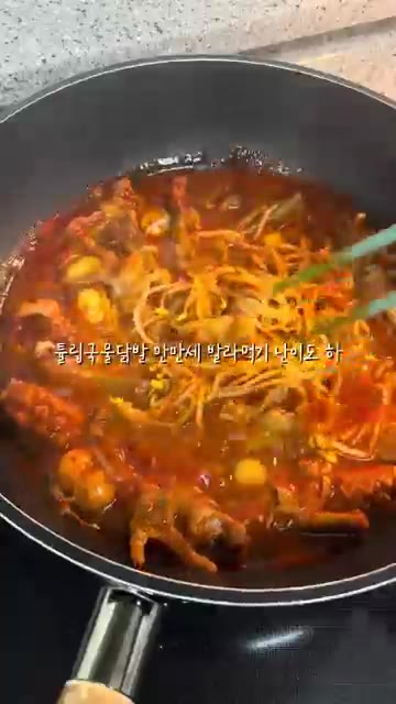 육회와 산낙지를 접시에 예쁘게 담고, 무순과 치즈, 얇게 썬 무를… — 야식으로 즐기는 육회와 닭발, 그리고 케이크