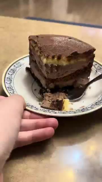 케이크를 먹기 좋게 잘라 접시에 담아 포크로 맛있게 즐긴다. — 야식으로 즐기는 육회와 닭발, 그리고 케이크