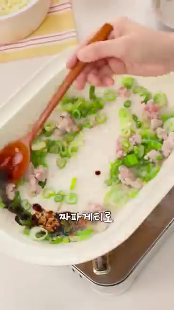 면은 따로 삶아두고 면수는 버리지 않습니다. — 짜파게티로 중국집 맛 내는 비밀!🤫