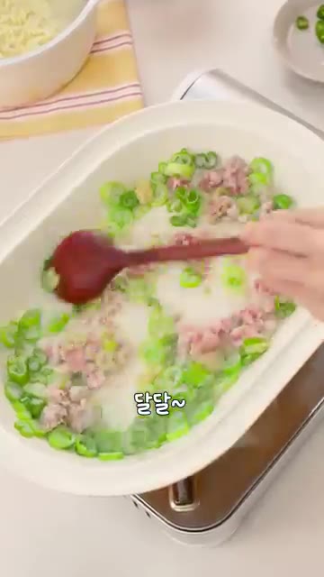 팬에 기름을 두르고 대파와 다진 마늘을 넣어 향을 낸 후 돼지고기를… — 짜파게티로 중국집 맛 내는 비밀!🤫