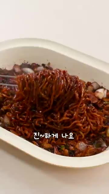 면수를 살짝 넣고 면까지 넣은 후 마지막으로 볶아줍니다. — 짜파게티로 중국집 맛 내는 비밀!🤫