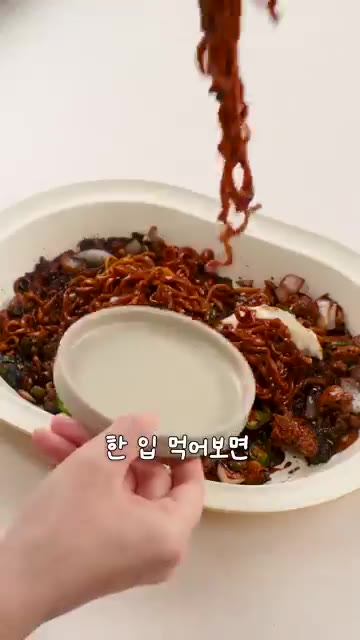 마지막으로 송송 썬 청양고추를 올리면 완성입니다. 청양고추는 선택… — 짜파게티로 중국집 맛 내는 비밀!🤫