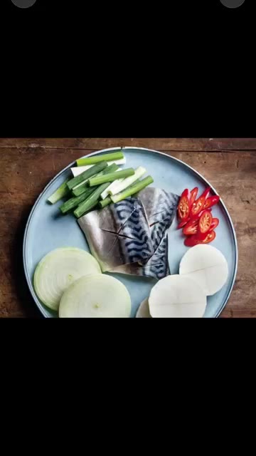 냄비 바닥에 무를 깔고 고등어를 올린다. — 매콤한 양념에 무까지 맛있는 고등어무조림