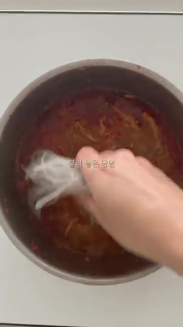 불려둔 당면과 풀어둔 계란, 팽이버섯을 넣고 당면이 익을 때까지 끓… — 버섯 듬뿍 육개장