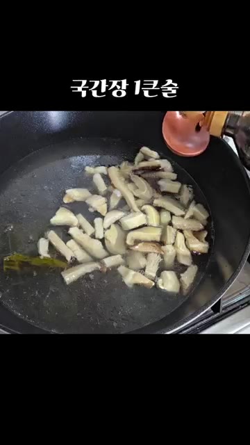 끓는 물에 소고기를 넣고 삶아줍니다. 삶은 소고기는 식혀서 손으로… — 초간단 소고기메추리알장조림 레시피