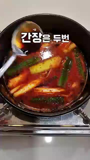 물을 붓고 간장 두번, 참치액 한번, 마늘 한줌을 넣고 끓인다. — 쫄깃한 차돌 얼큰한 파개장 10분 레시피