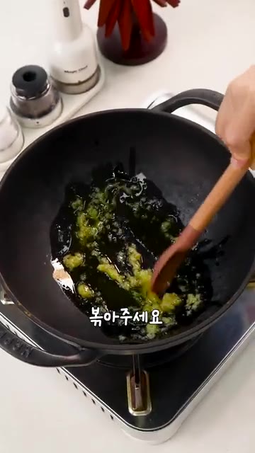 팬에 올리브유 3큰술을 두르고 다진 마늘 1큰술을 넣어 볶아주세요.… — 면도 안 삶아요! 원팬 해장파스타