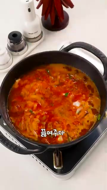 물 3컵 반과 토마토 소스 반컵을 넣고 끓이다가 굴소스 1큰술과 간… — 면도 안 삶아요! 원팬 해장파스타