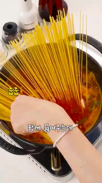 파스타 면 1인분을 그대로 넣고 중간중간 저어주면서 중불에서 약 1… — 면도 안 삶아요! 원팬 해장파스타