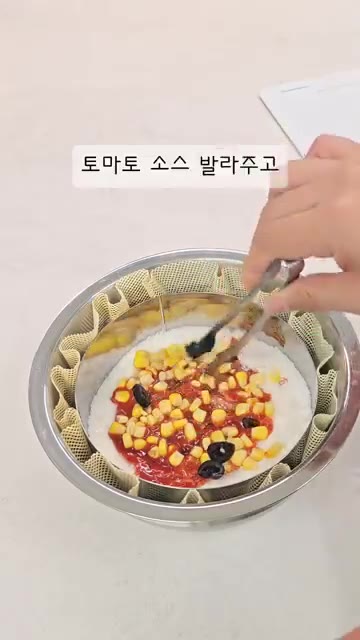 찜기 시루 밑에 설탕을 살짝 뿌리고 쌀가루 반죽을 올린 후 토마토… — 피자설기 만들기