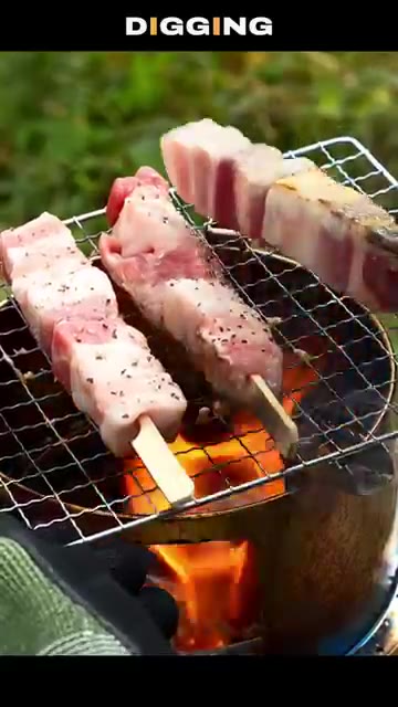 숯불이 피어오르면 삼겹살 꼬치를 불판 위에 올린다. — 미니 화로대로 삼겹살 꼬치 구이