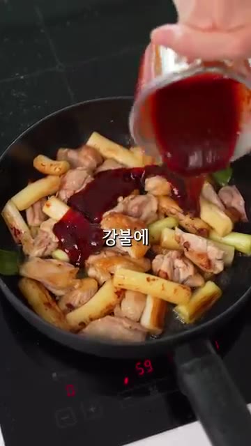 떡이 노릇하게 구워지면 강불에 양념장을 넣고 빠르게 졸이면서 섞어준다. — 우리 부부 최애 마늘 치킨