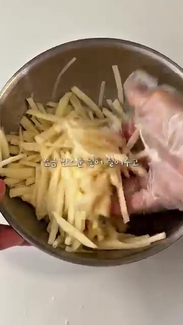 감자를 얇게 채 썰어 소금 반 스푼을 넣고 절여줍니다. 감자에서 나… — 치즈 쭉쭉 늘어나는 참치마요 주먹밥과 바삭한 감자채전