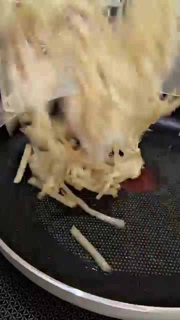 팬에 기름을 두르고 감자채를 넣어 노릇하고 바삭하게 구워줍니다. 고… — 치즈 쭉쭉 늘어나는 참치마요 주먹밥과 바삭한 감자채전