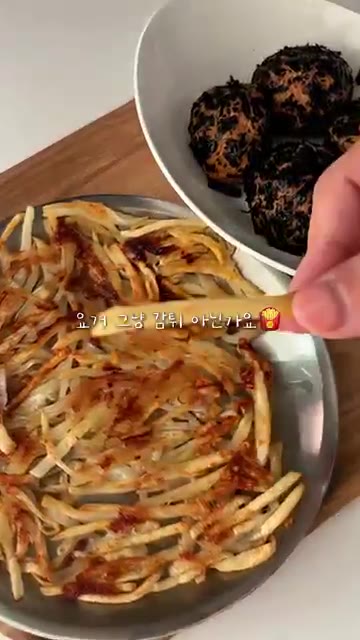 바삭하게 구워진 감자채전을 접시에 담고, 주먹밥과 함께 먹습니다. — 치즈 쭉쭉 늘어나는 참치마요 주먹밥과 바삭한 감자채전