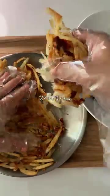 치즈가 녹아 쭉 늘어나는 주먹밥과 바삭한 감자채전을 함께 먹으면 정… — 치즈 쭉쭉 늘어나는 참치마요 주먹밥과 바삭한 감자채전