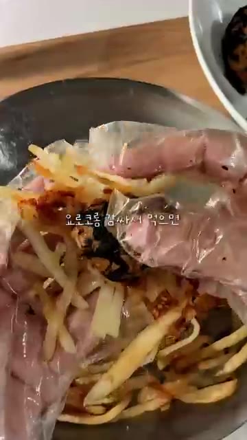 바삭한 감자채전을 먹기 좋게 덜어 맛있게 즐깁니다. — 치즈 쭉쭉 늘어나는 참치마요 주먹밥과 바삭한 감자채전