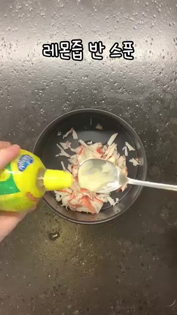 팬에 기름을 얇게 두르고 계란물을 부어 지단을 만들어 잘 뒤집어 익… — 다이어트김밥 필요해? 통오이계란김밥 #shorts