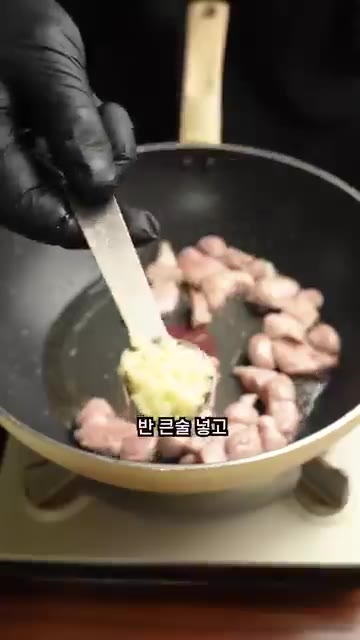 팬에 식용유 1큰술을 두르고 돼지고기를 넣어 강불에서 2분간 볶다가… — 실패 없는 콩비지찌개 레시피
