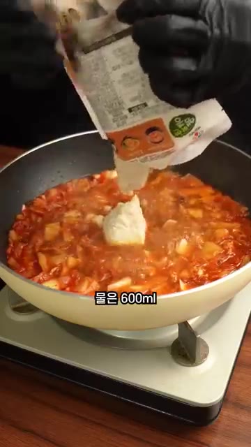 콩비지 300g을 넣고 뭉치지 않게 저어가며 5분간 더 끓여줍니다. — 실패 없는 콩비지찌개 레시피