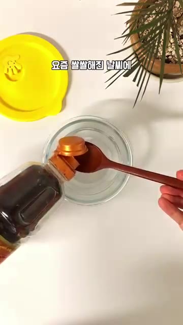 전자렌지 용기에 물을 붓고 맛간장 1큰술, 다진 마늘을 넣는다. — 전자렌지 5분컷 요즘 아침 계란요리