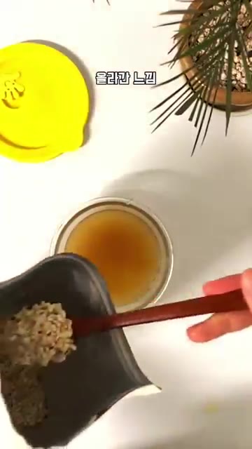 오트밀을 넣고 잘 섞어준다. — 전자렌지 5분컷 요즘 아침 계란요리