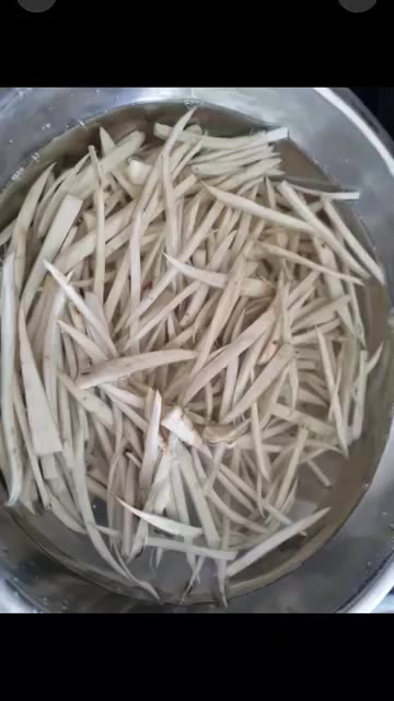 우엉은 껍질을 벗기고 4-5cm 길이로 얇게 채 썰어 준비한다. 갈… — 밥도둑 반찬! 소고기 우엉조림