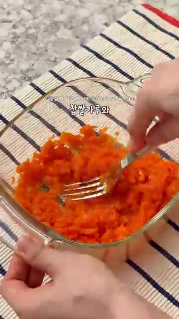 팬에 올리브오일을 두르고 반죽을 얇게 펼쳐 앞뒤로 노릇하게 굽는다. — 살 빠지는 떡이 있다고? 초간단 당근 찹쌀 부꾸미 10분 컷!