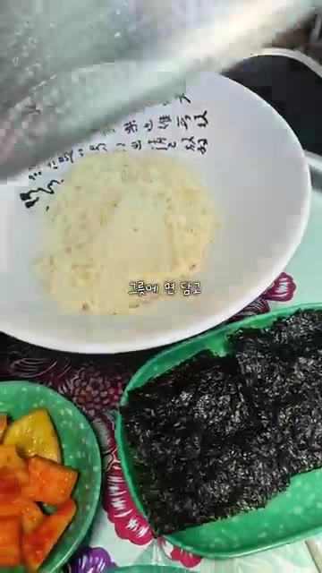 그릇에 국수를 담아줍니다. — 간단하게 즐기는 초계국수 레시피