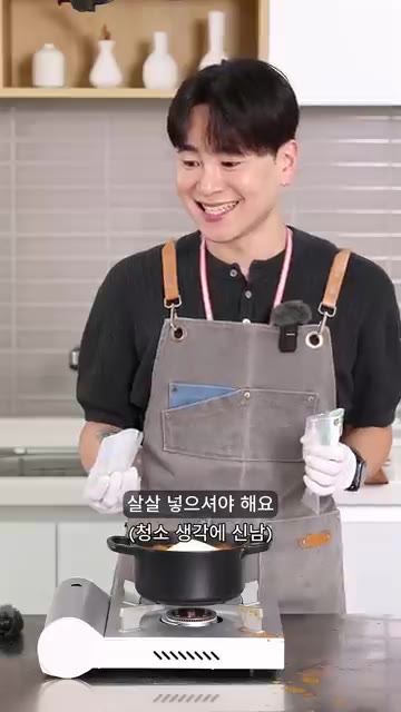 다담 순두부찌개 양념을 넣고 살살 볶아줍니다. — 동그랑땡 으깨 넣고 끓인 얼큰 순두부찌개 | 냉장고 재료로 10분 컷