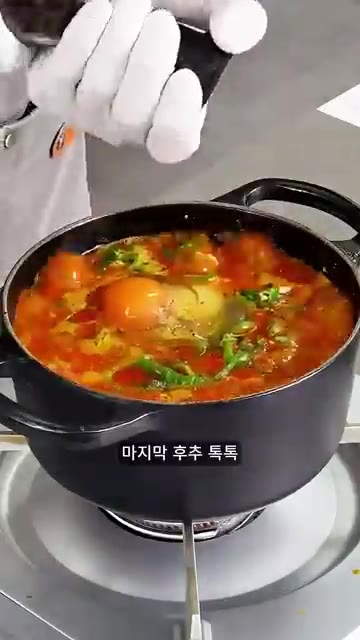 순두부 1팩을 반으로 잘라 넣고 대충 풀어줍니다. — 동그랑땡 으깨 넣고 끓인 얼큰 순두부찌개 | 냉장고 재료로 10분 컷