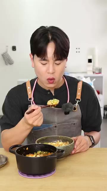 대파와 청양고추를 넣고 계란을 넣어줍니다. — 동그랑땡 으깨 넣고 끓인 얼큰 순두부찌개 | 냉장고 재료로 10분 컷