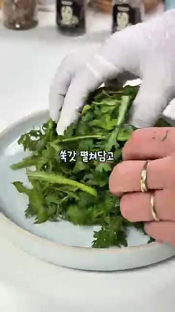 밑간한 새우를 팬에 익힌다. — 쑥갓 새우 연두부 샐러드 레시피