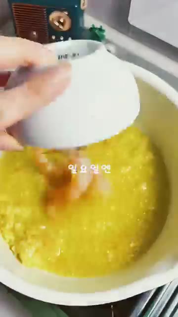 팬에 감바스 오일을 넉넉히 두르고 새우를 넣고 볶는다. — 일요일엔 짜파게티 더블랙 감바스 짜파게티