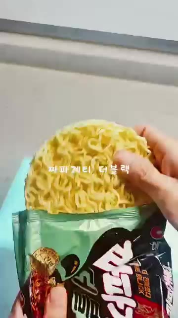 새우가 익으면 짜파게티 면을 넣고 함께 볶는다. — 일요일엔 짜파게티 더블랙 감바스 짜파게티