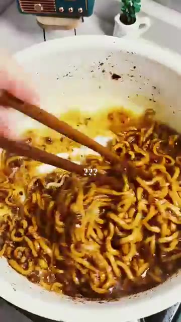 새우와 함께 볶아진 짜파게티를 그릇에 담는다. — 일요일엔 짜파게티 더블랙 감바스 짜파게티