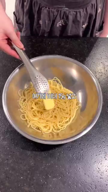 버터 15g을 넣습니다. — 면 삶고 소스 섞으면 끝 오븐스파게티
