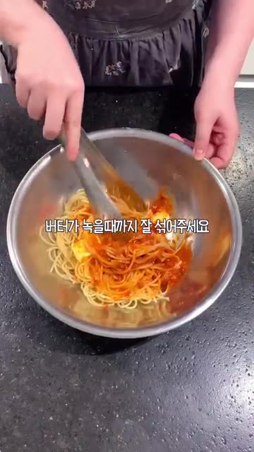 버터가 녹을 때까지 잘 섞어줍니다. — 면 삶고 소스 섞으면 끝 오븐스파게티