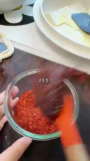 두부를 먹기 좋은 크기로 썰어 팬에 올리브유를 두르고 노릇하게 굽는다. — 대박맛집 1등 레시피: 참치두부조림