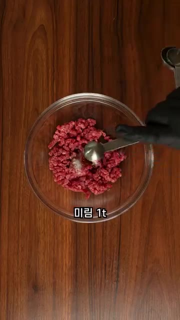 팬에 식용유를 두르고 재워둔 소고기를 넣어 노릇하게 볶아줍니다. — 너무 맛있는 소고기 유부초밥 만들기!!