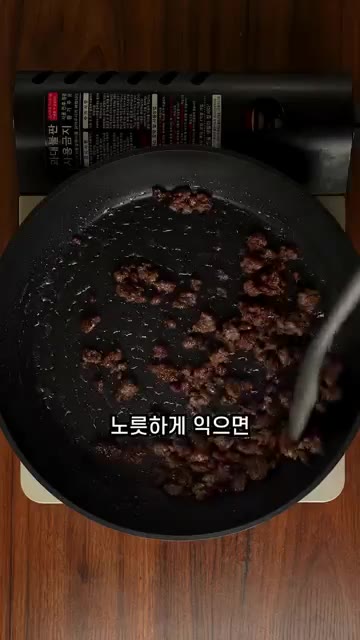 팬에 식용유를 두르고 볶은 소고기를 노릇하게 익혀줍니다. — 너무 맛있는 소고기 유부초밥 만들기!!