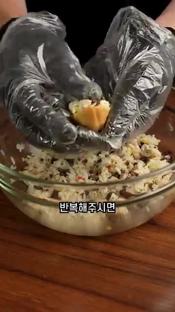 밥을 적당히 쥐어 유부피 안에 넣어주면 맛있는 소고기 유부초밥이 완… — 너무 맛있는 소고기 유부초밥 만들기!!