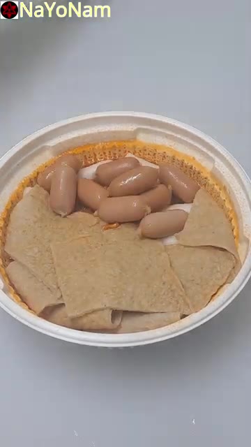 떡볶이 떡을 넣는다. 어묵을 넣는다. 소시지를 넣는다. — 팔도 국물 떡볶이 만들기