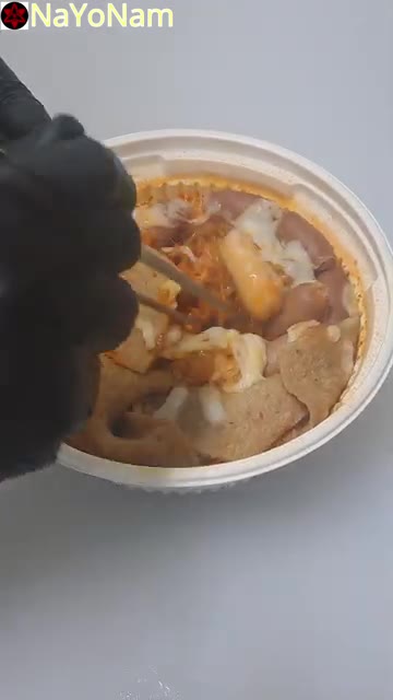 물을 붓고 전자레인지에 넣는다. — 팔도 국물 떡볶이 만들기