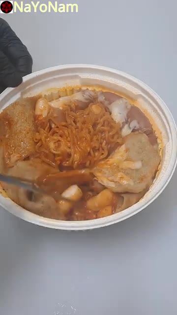 전자레인지 조리 버튼을 누른다. — 팔도 국물 떡볶이 만들기