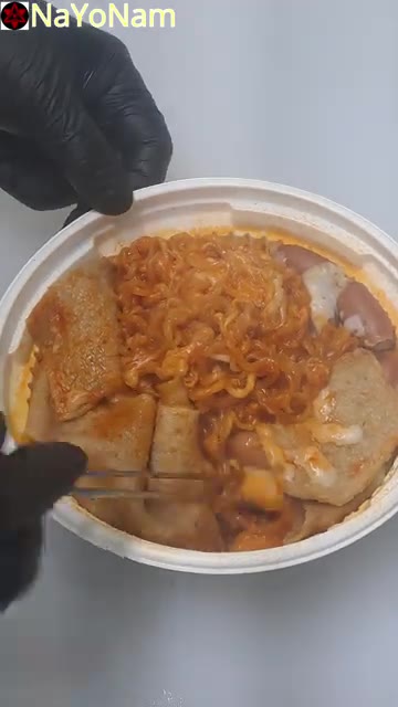 치즈를 올리고 다시 전자레인지에 돌려 완성한다. — 팔도 국물 떡볶이 만들기