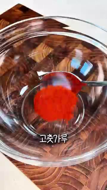볼에 다진 마늘, 고춧가루, 설탕, 깨, 간장, 식초, 참기름을 넣… — 참나물 도토리묵무침 | 향긋함 폭발하는 초간단 별미