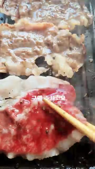 부추는 5cm 길이로 먹기 좋게 잘라줍니다. — 한정식집 사장님이 절대 말 안 해주는 차돌박이 비법 (잣소스 필수!)